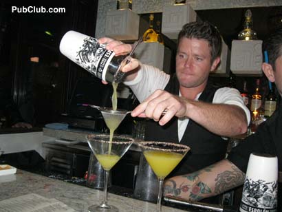 HBPalmilloPouringDrinks Palmilla Hermosa Beach