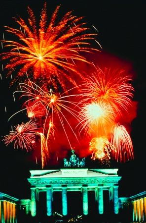 New-Years=Eve-Berlin-Brandenbrug-Gate-fireworks