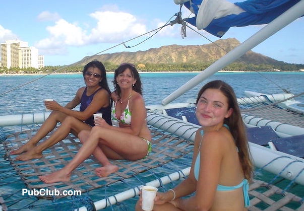 Waikiki Beach sailboat trip 3 girls