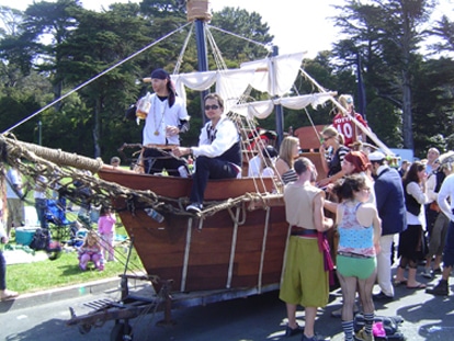 Bay to Breakers floats pirate ship
