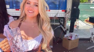 Oktoberfest hot blonde girl