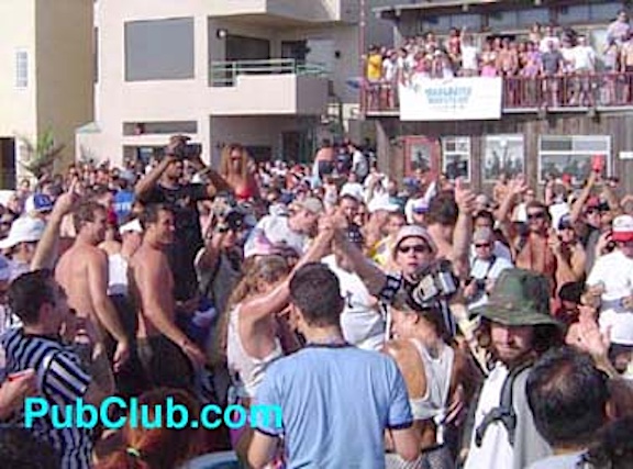 A crowd watches the margarita wrestling contest in Hermosa Beach, CA