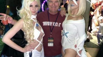 The Nightlife Blogger with two sexy girls during San Diego Comic-Con